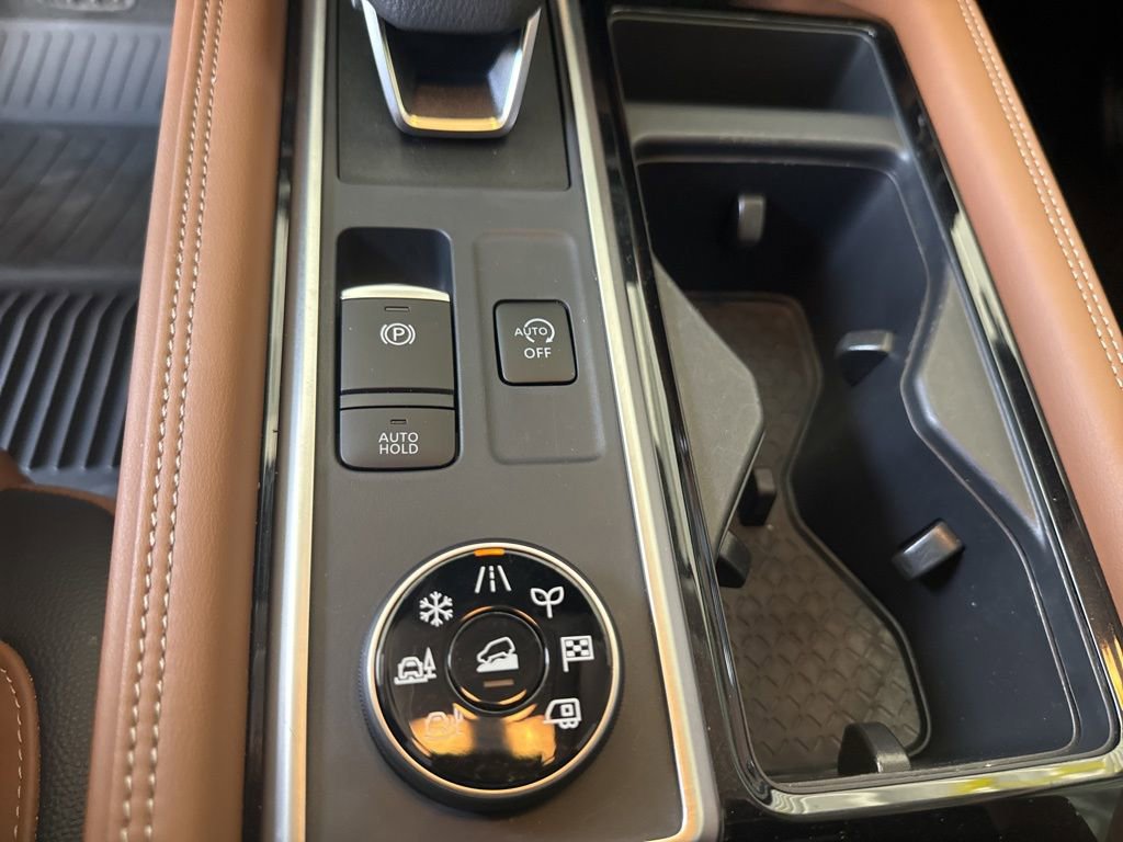 Used 2025 Nissan Pathfinder Platinum AWD/4WD image 16