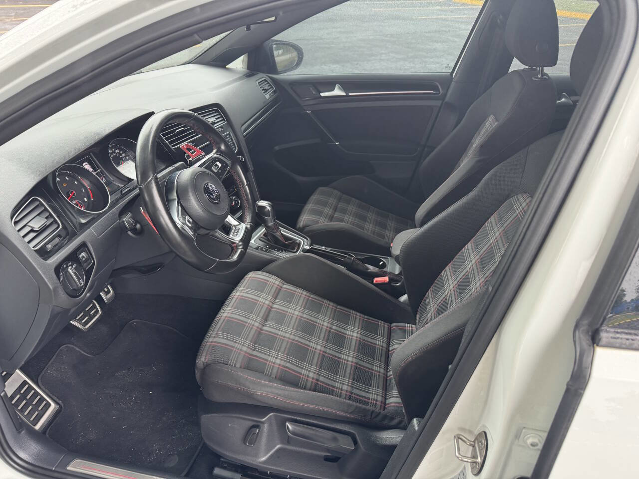 Used 2017 Volkswagen GTI SE image 3