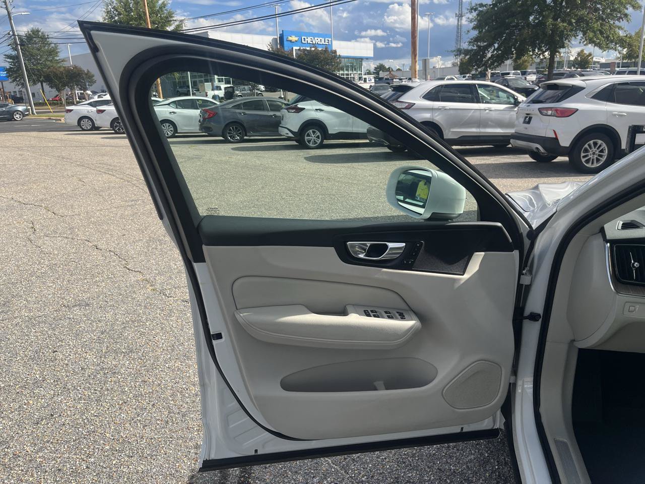 Used 2022 Volvo XC60 B5 Momentum AWD/4WD image 24