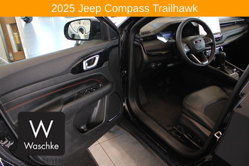 Used 2025 Jeep Compass Trailhawk w/ Trailhawk Convenience Group AWD/4WD image 15
