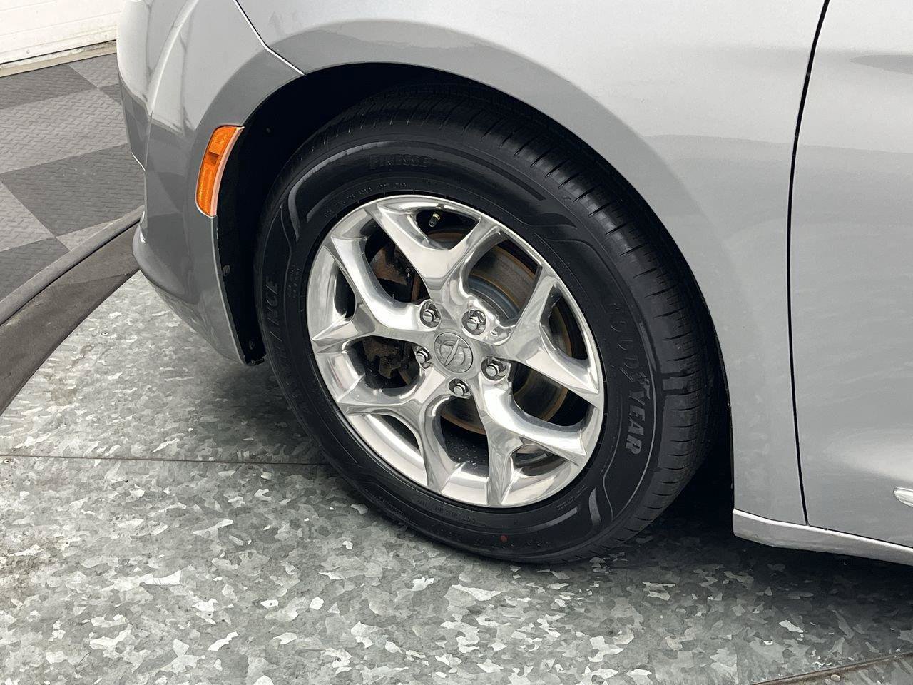 Used 2018 Chrysler Pacifica Limited FWD image 35