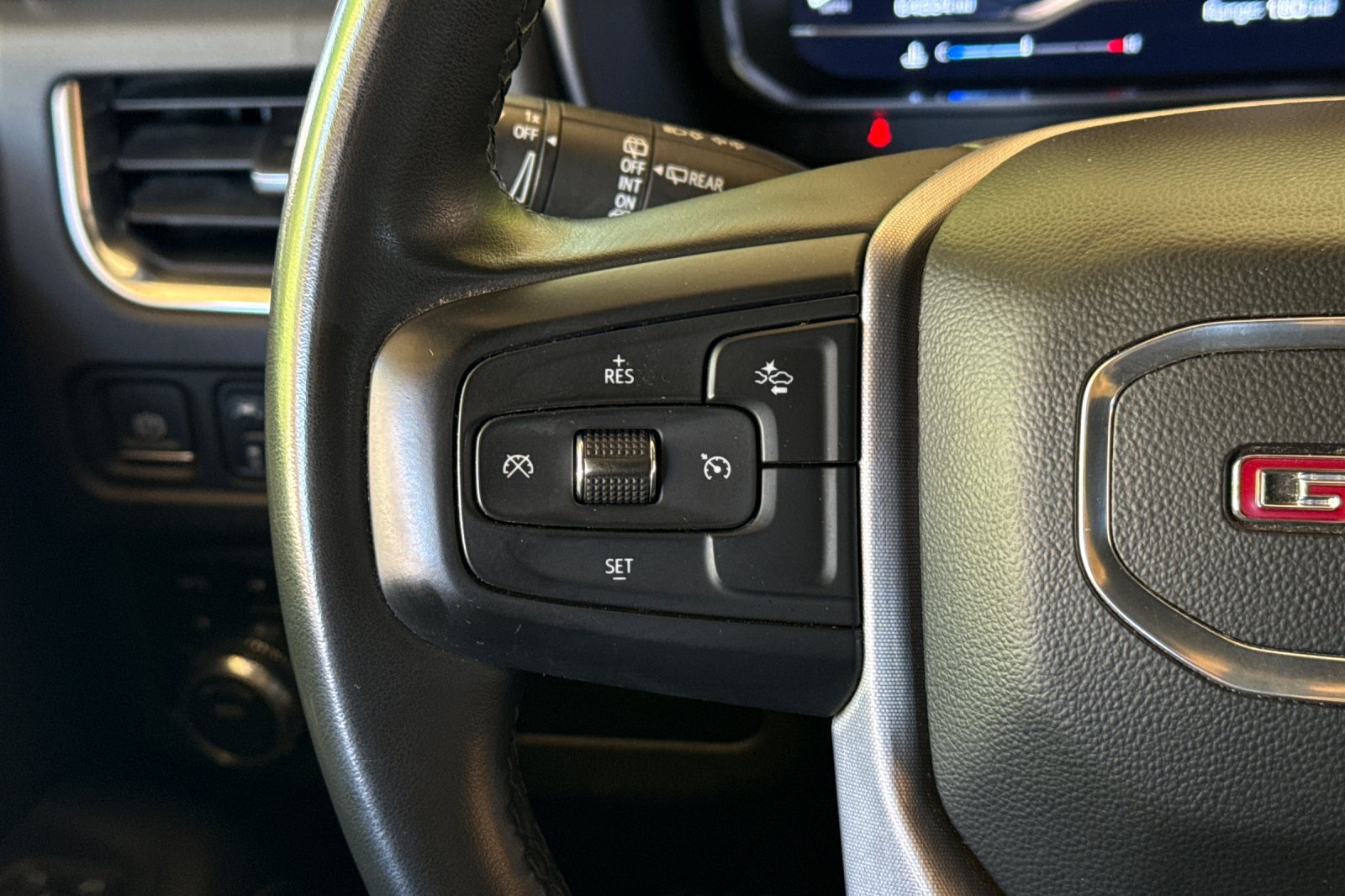 Used 2023 GMC Yukon XL SLT AWD/4WD image 31
