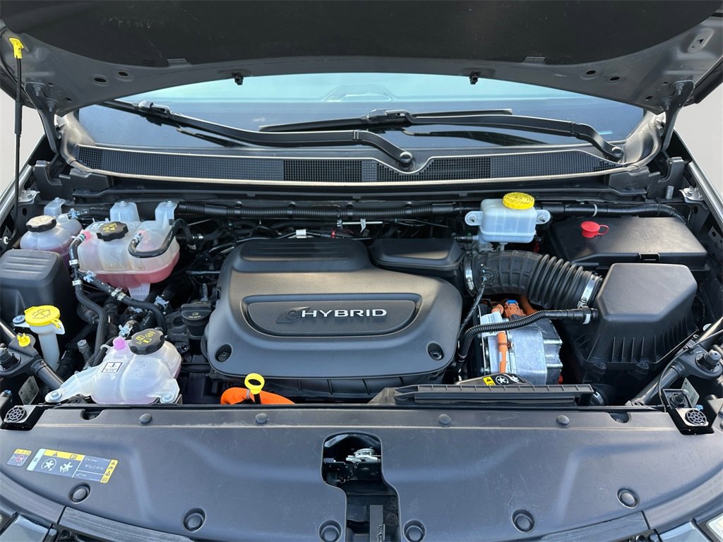 Used 2022 Chrysler Pacifica Limited w/ Uconnect Theater Family Group image 9