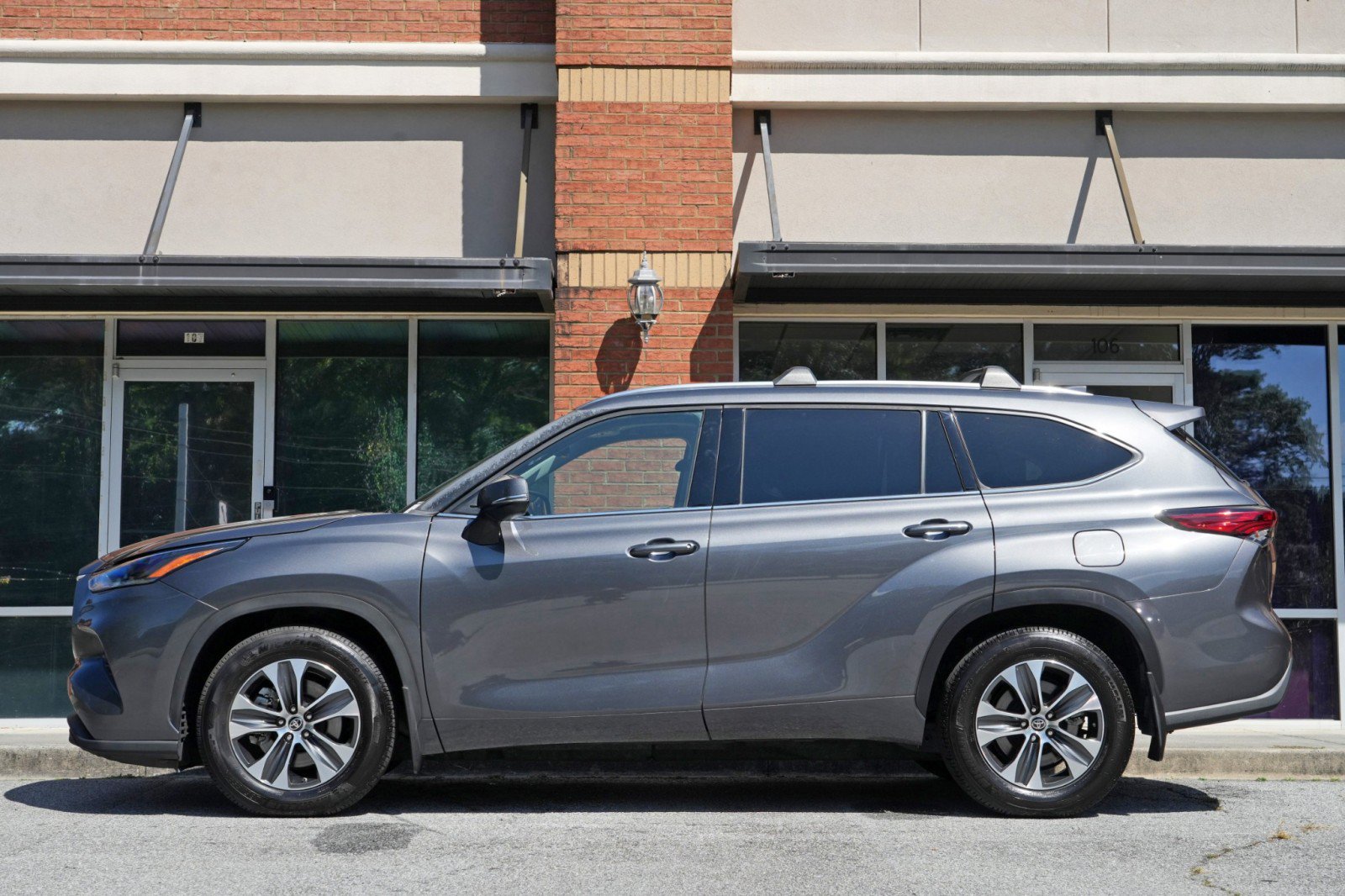 Used 2021 Toyota Highlander XLE FWD image 8