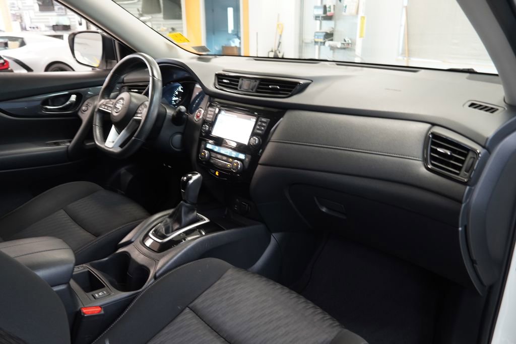 Used 2017 Nissan Rogue SV w/ SV Premium Package AWD/4WD image 32