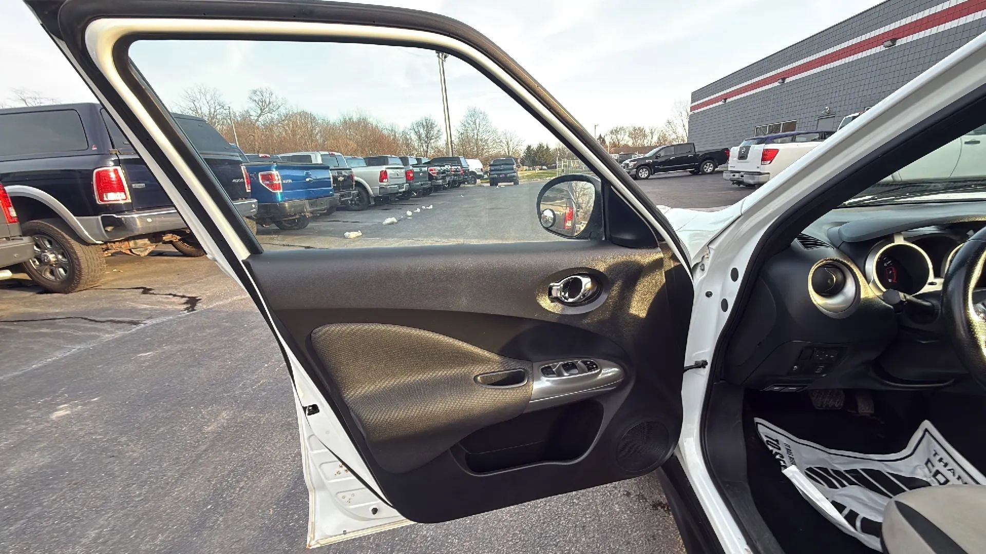 Used 2014 Nissan Juke SV image 9