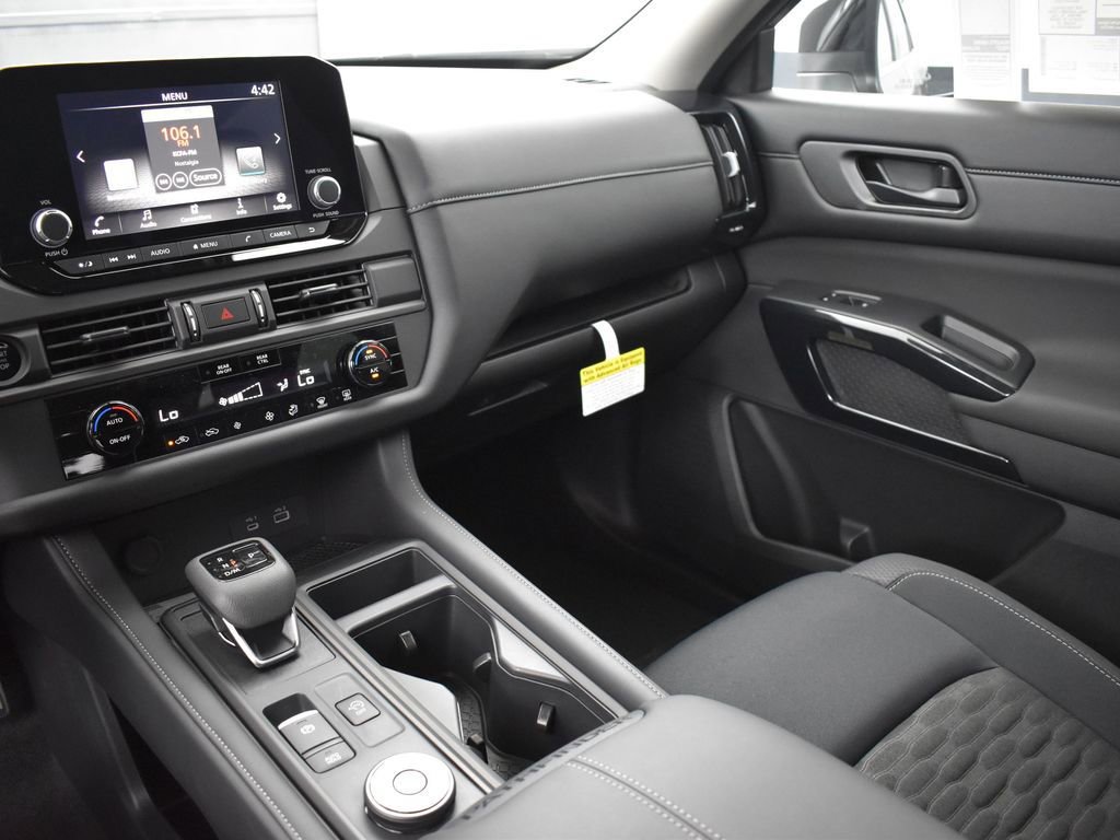 New 2025 Nissan Pathfinder S image 32