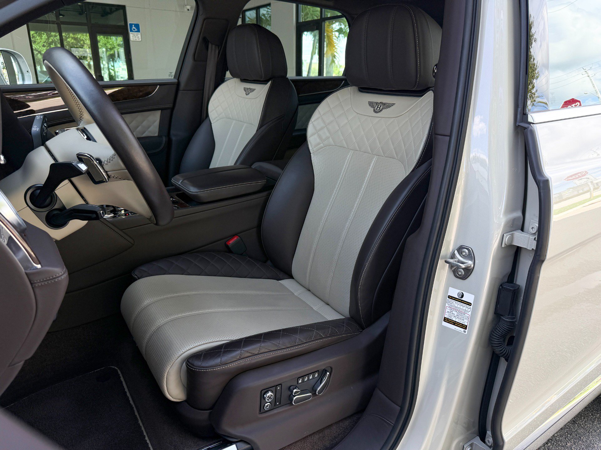 Used 2019 Bentley Bentayga AWD/4WD image 24
