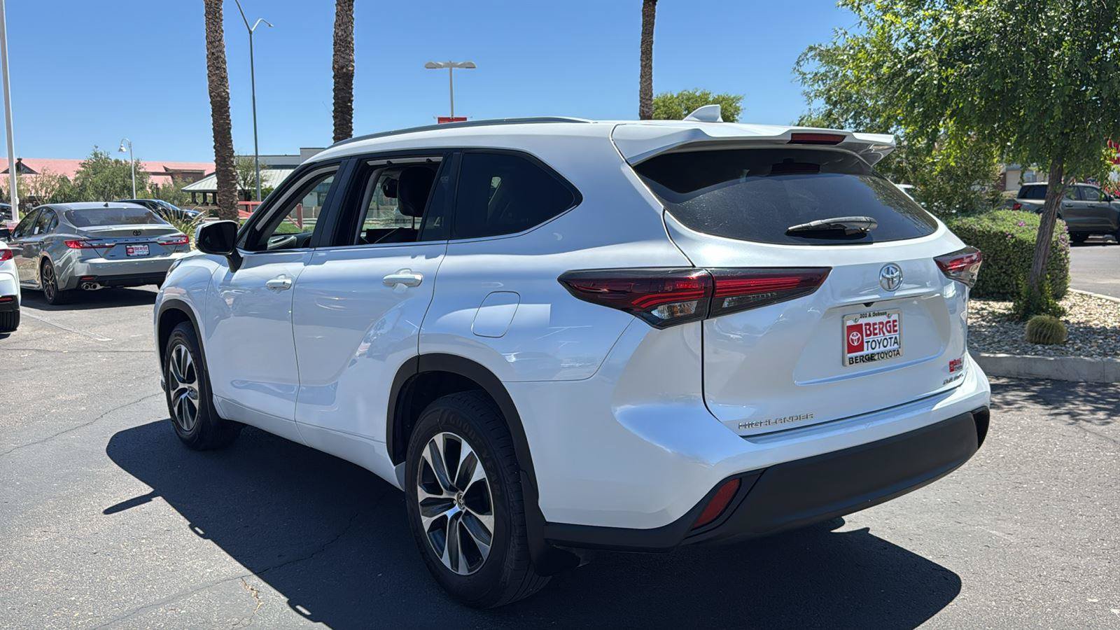 Used 2024 Toyota Highlander XLE AWD/4WD image 5