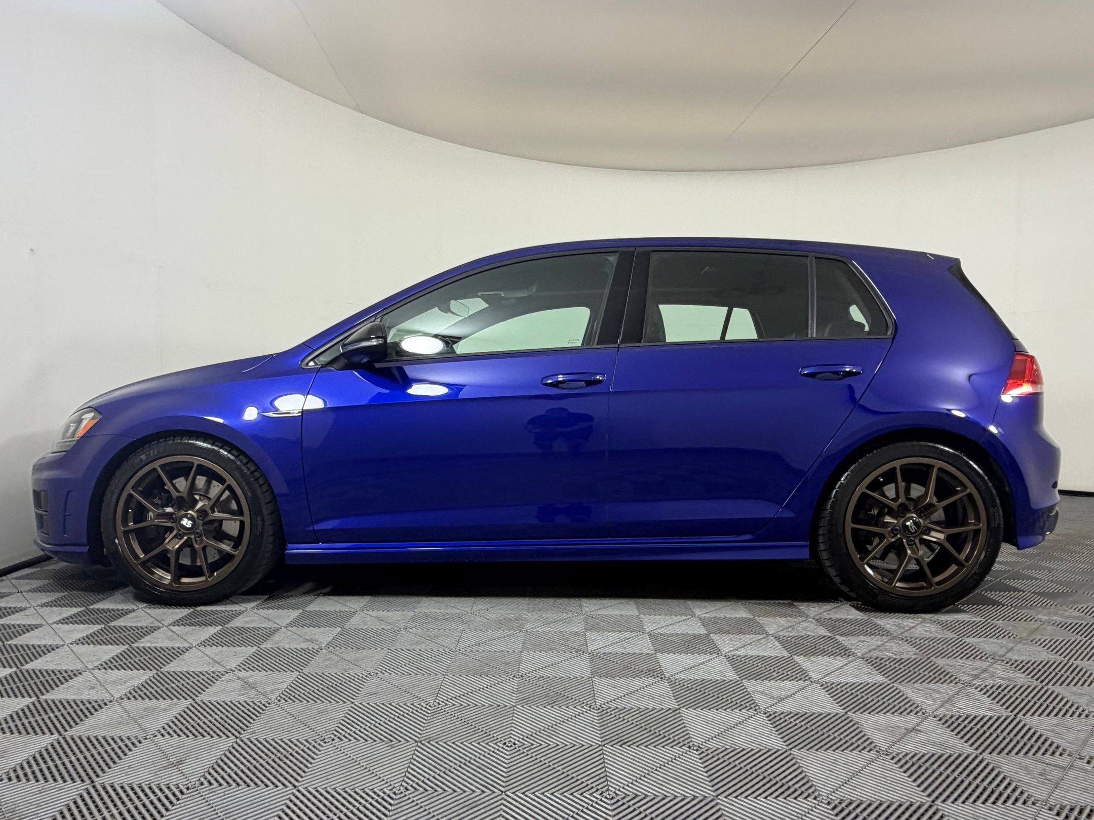 Used 2017 Volkswagen Golf R 4-Door AWD/4WD image 2