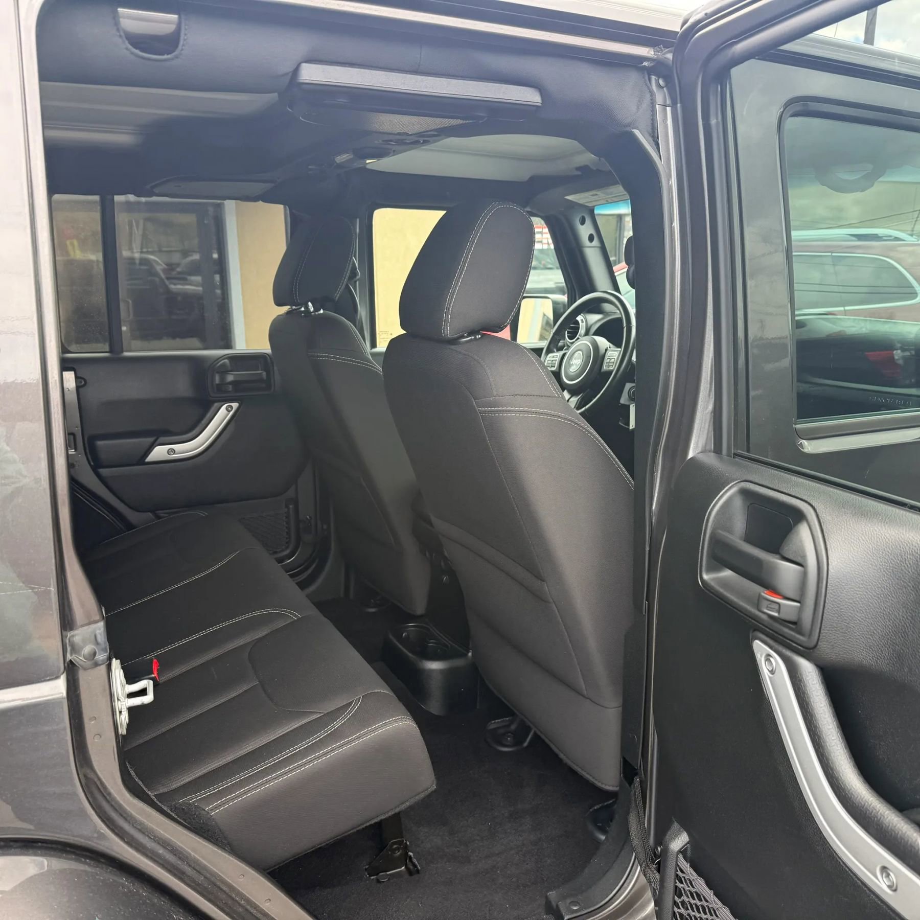 Used 2018 Jeep Wrangler Unlimited Sahara w/ Connectivity Group AWD/4WD image 15