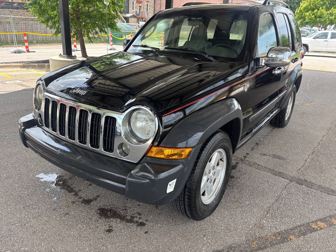 Used 2007 Jeep Liberty Sport AWD/4WD image 2