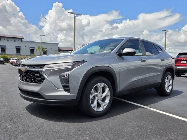 Used 2025 Chevrolet Trax LS w/ LS Convenience Package FWD image 2