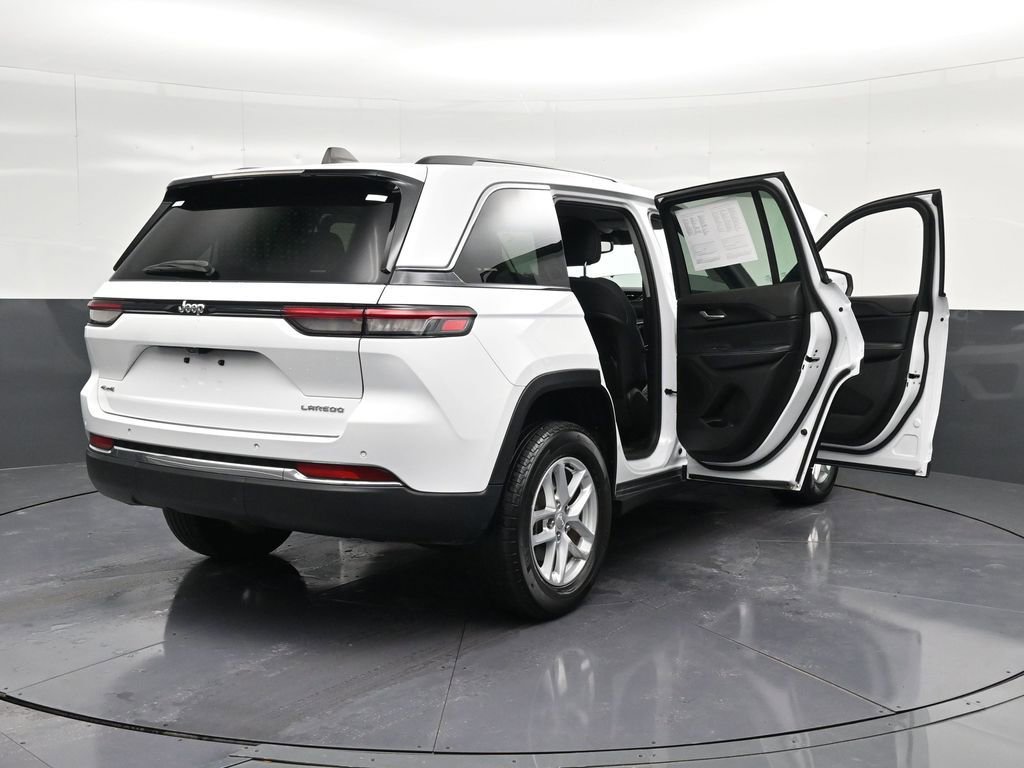 Used 2023 Jeep Grand Cherokee Laredo AWD/4WD image 44