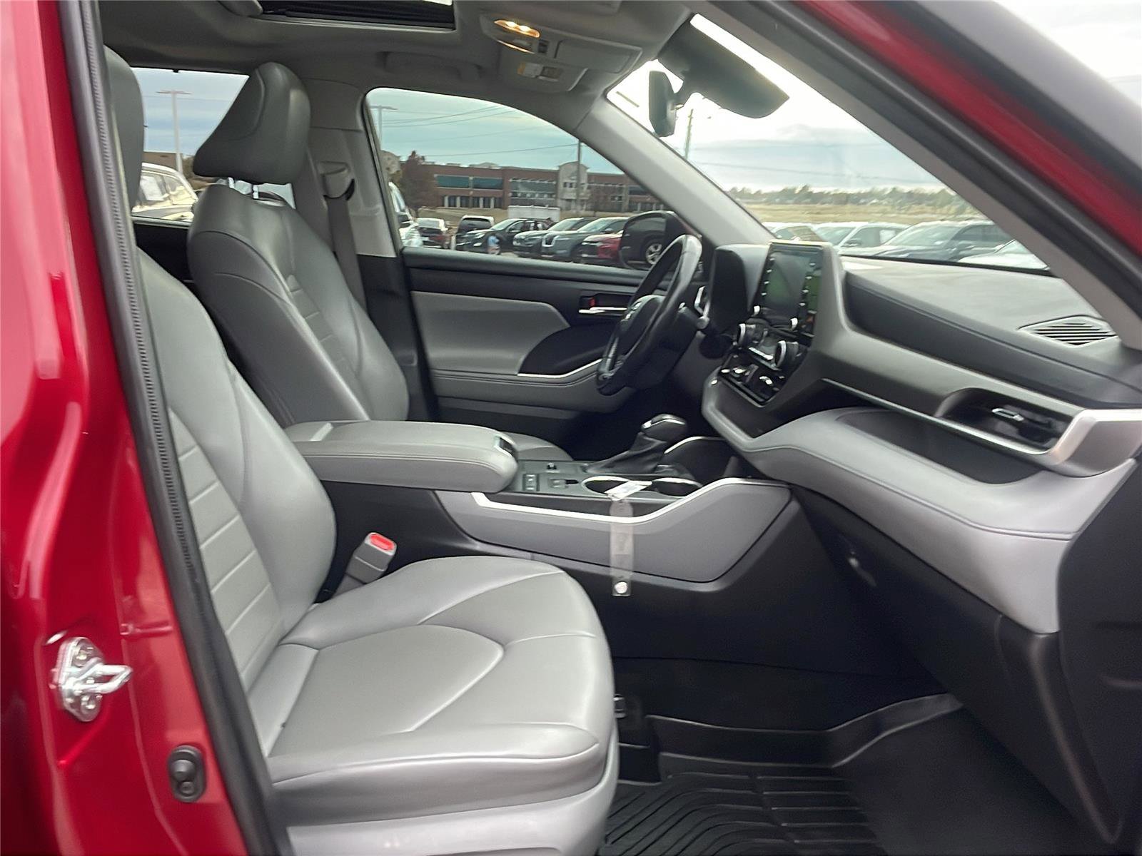 Used 2022 Toyota Highlander XLE image 14