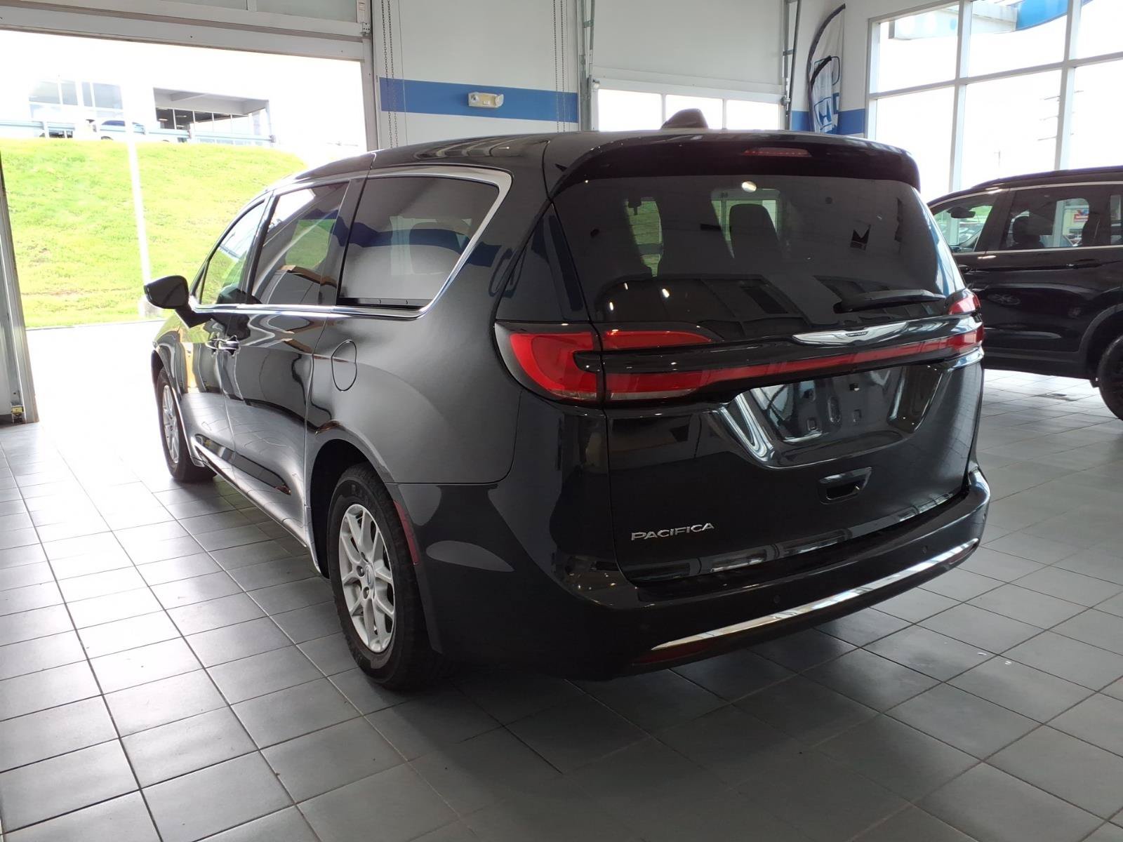 Used 2025 Chrysler Pacifica Select FWD image 7