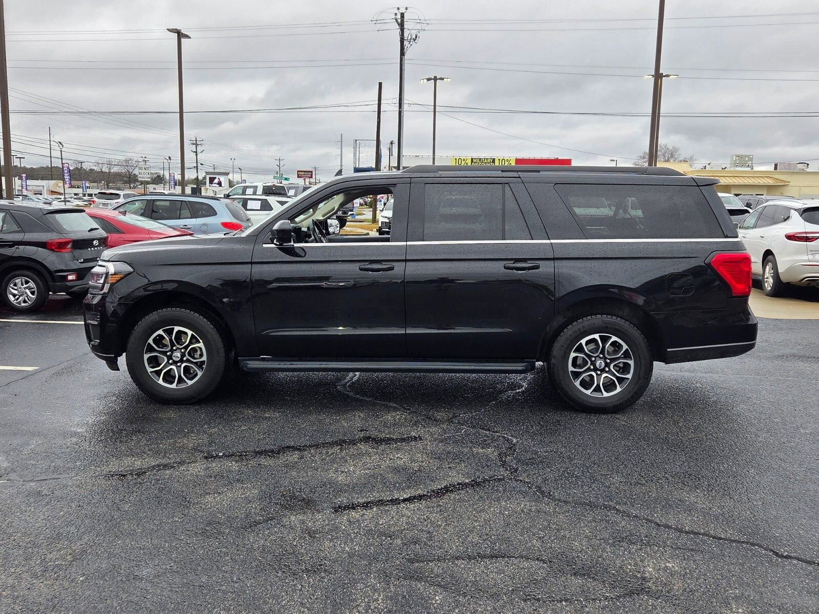 Used 2024 Ford Expedition Max XLT image 4