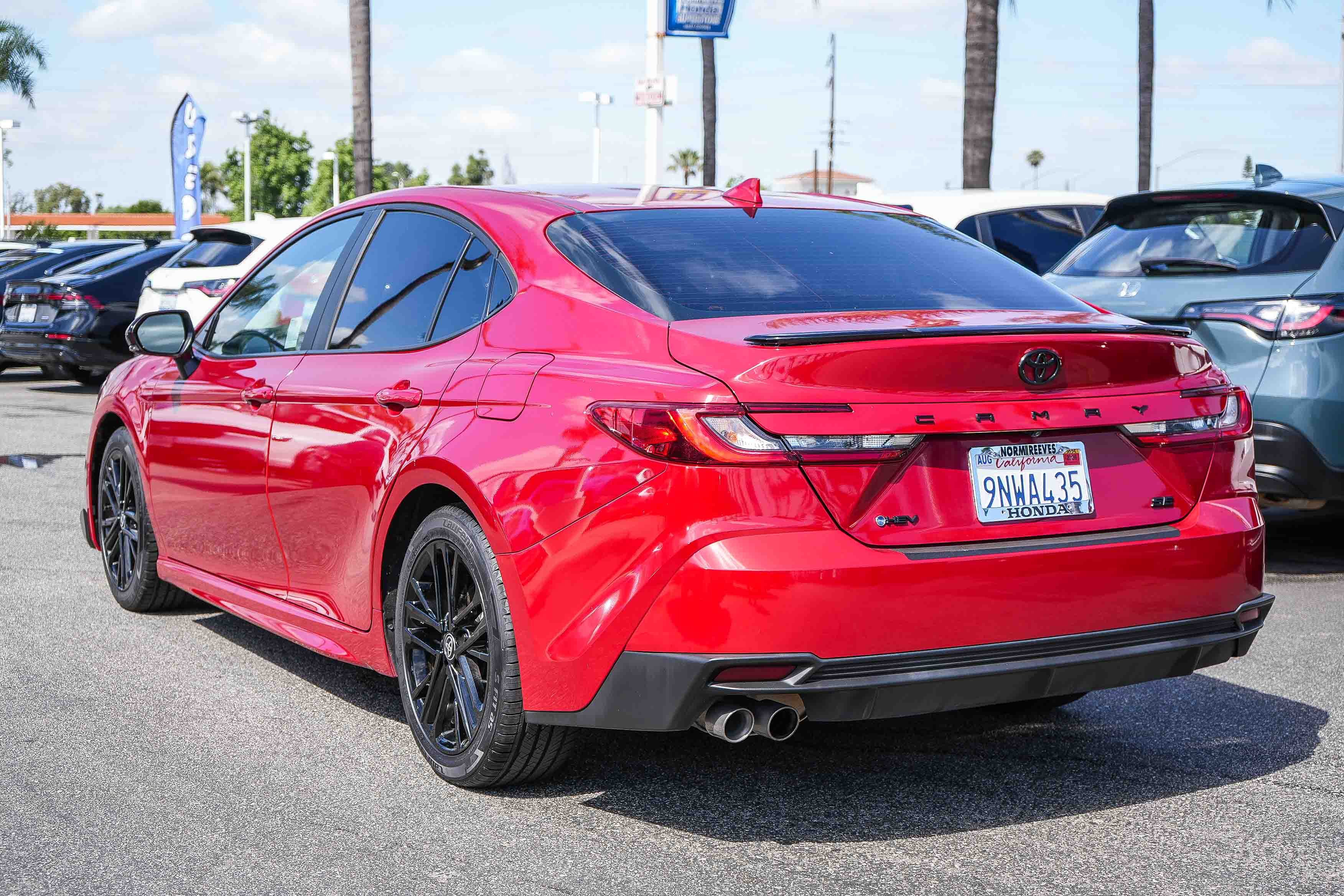 Used 2025 Toyota Camry SE FWD image 9