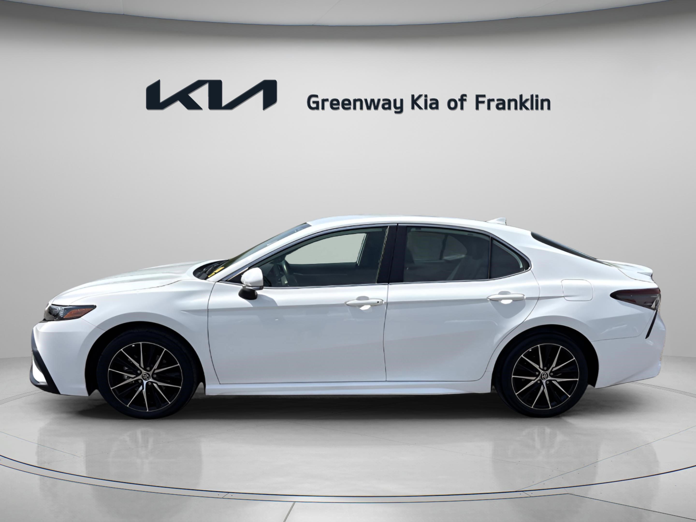 Used 2024 Toyota Camry SE w/ Convenience Package FWD image 4