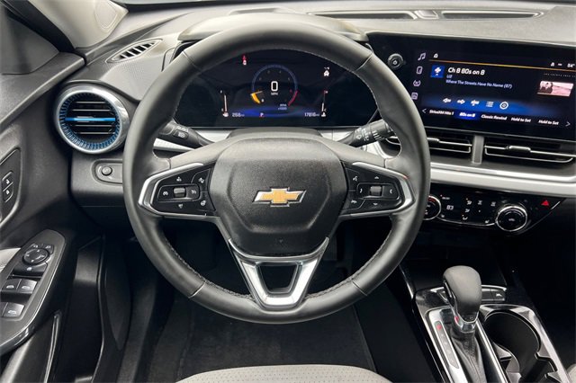 Used 2025 Chevrolet Trax LT w/ LT Convenience Package image 18
