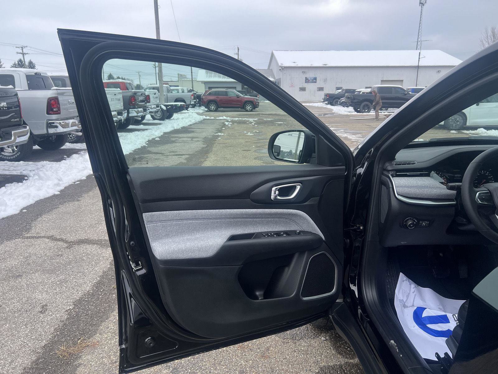 New 2026 Jeep Compass Latitude image 11