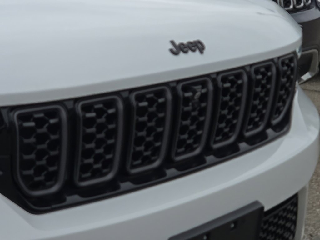 Used 2025 Jeep Grand Cherokee Summit AWD/4WD image 5