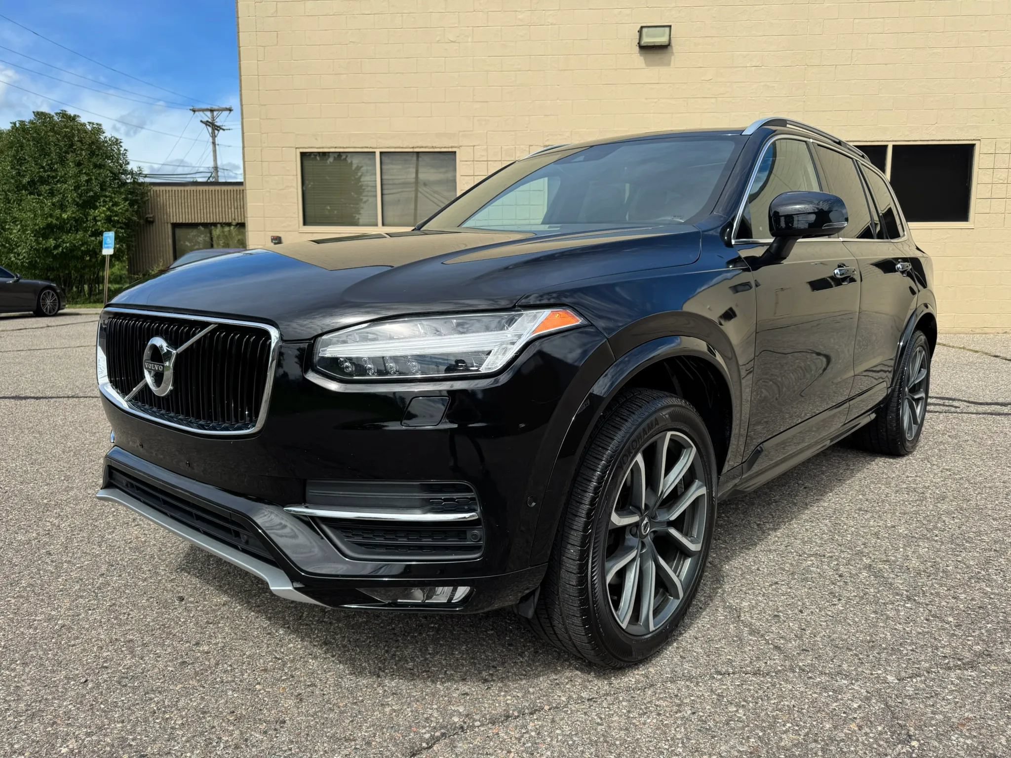 Used 2018 Volvo XC90 T6 Momentum w/ Convenience Package AWD/4WD image 3