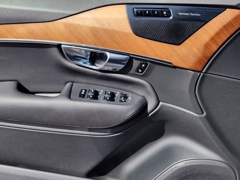 Used 2021 Volvo XC90 T6 Momentum w/ Climate Package image 11