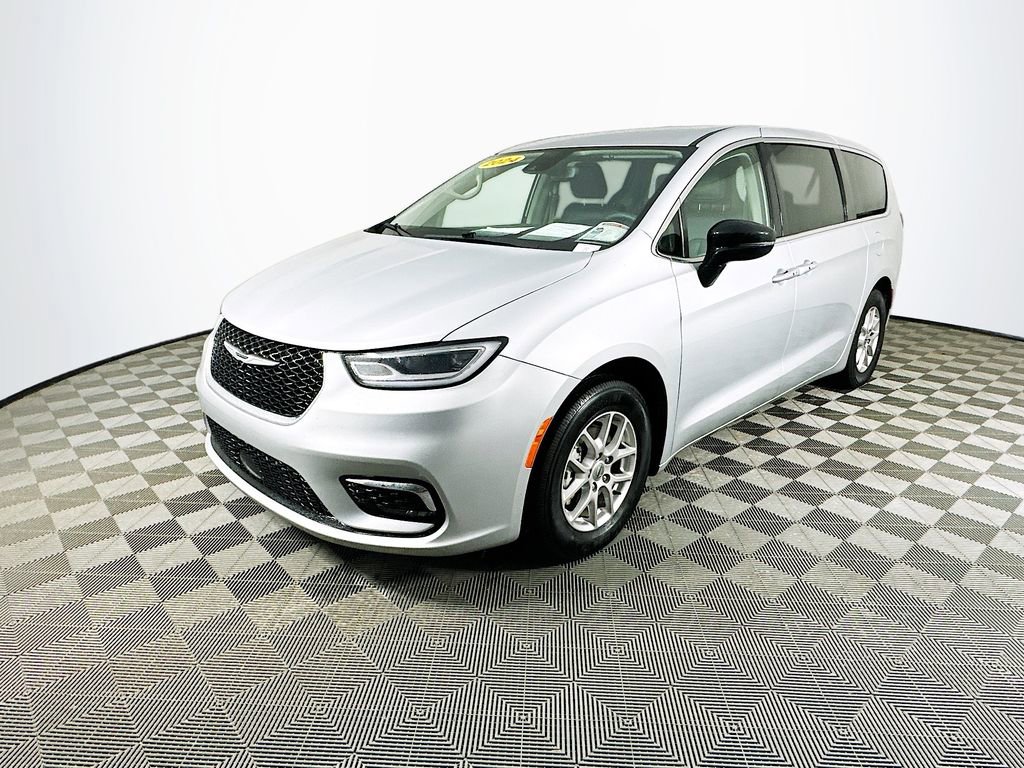 Used 2024 Chrysler Pacifica Touring-L image 5