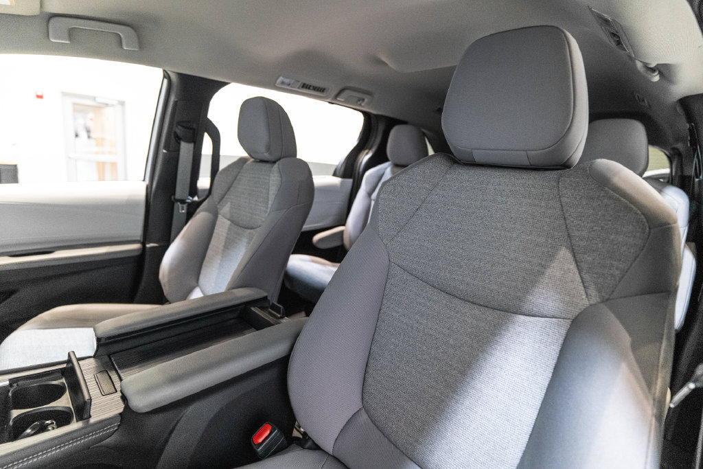 Certified 2025 Toyota Sienna LE FWD image 6