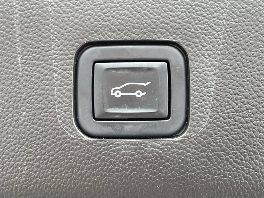 Used 2023 Chevrolet Traverse Premier AWD/4WD image 46