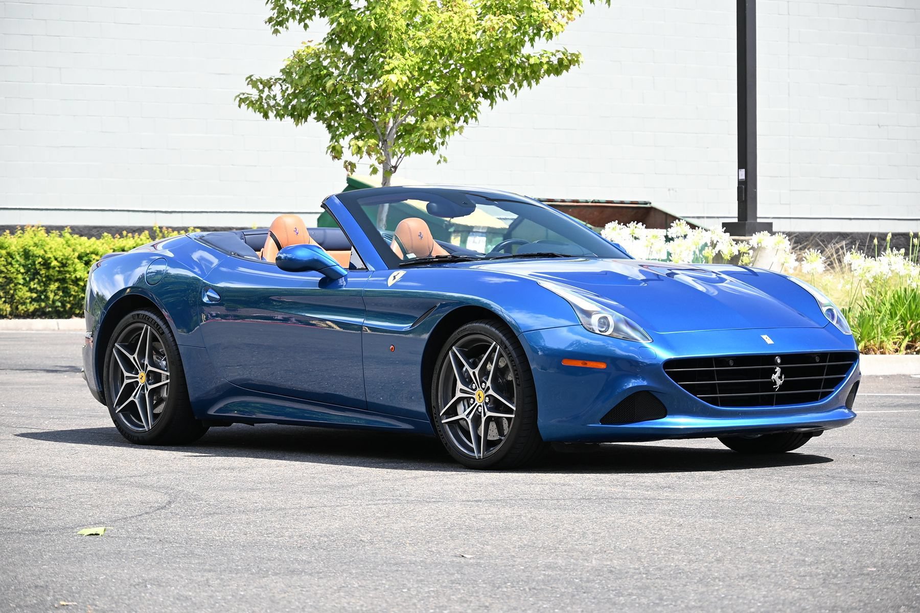 Used 2015 Ferrari California T RWD image 16