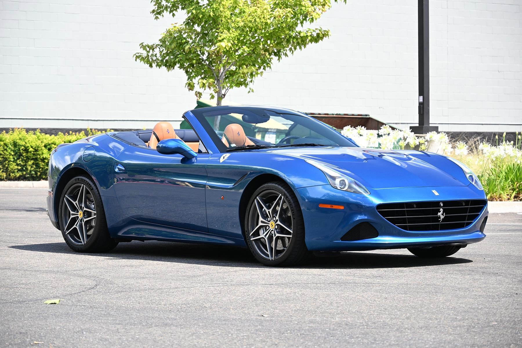 Used 2015 Ferrari California T RWD image 16