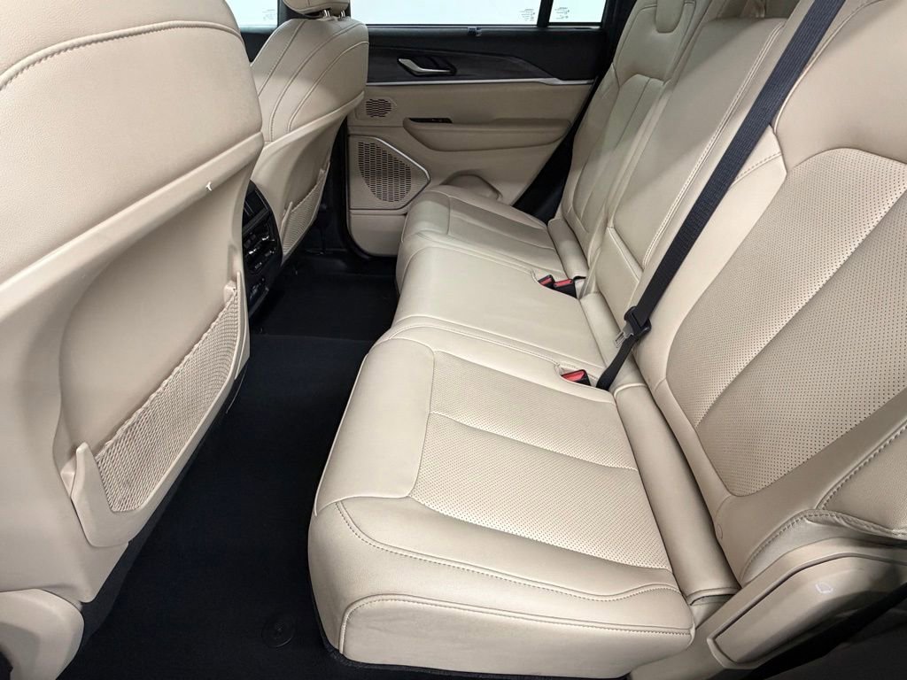 Used 2023 Jeep Grand Cherokee Limited w/ Luxury Tech Group II image 38