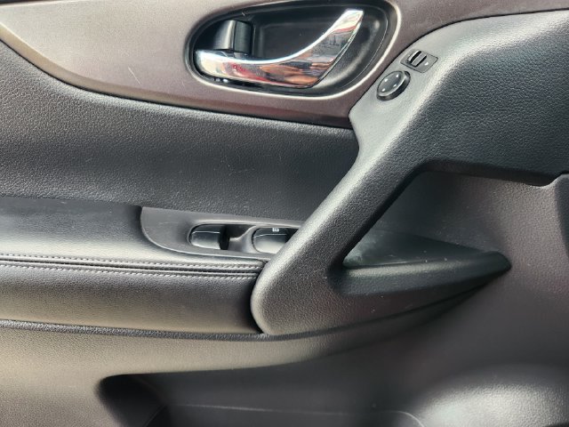 Used 2016 Nissan Rogue SV FWD image 21