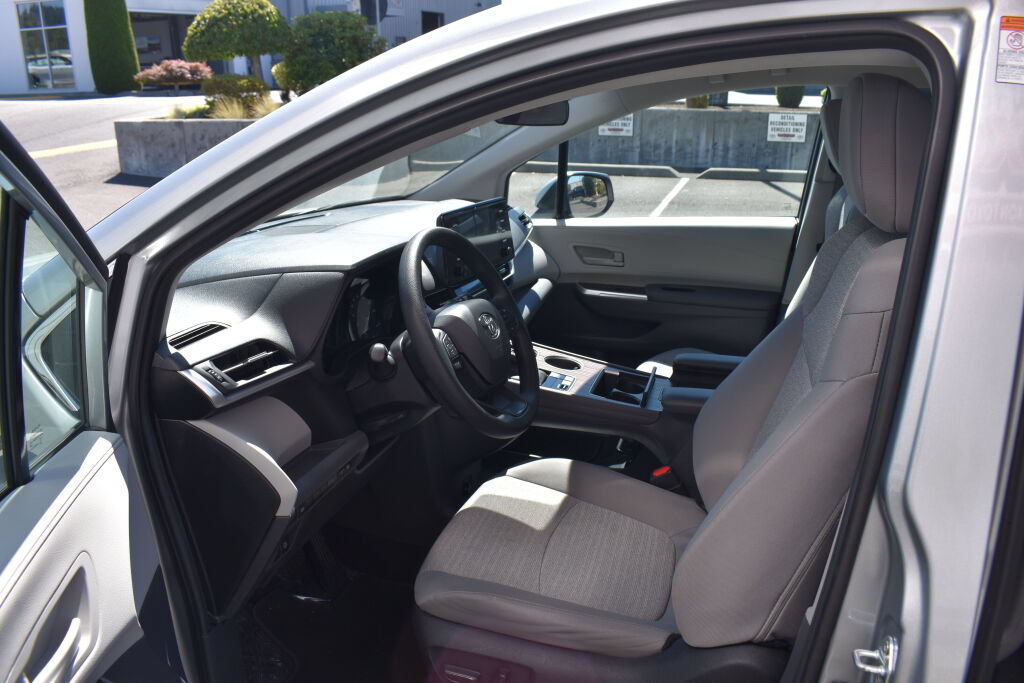 Certified 2024 Toyota Sienna LE AWD/4WD image 18