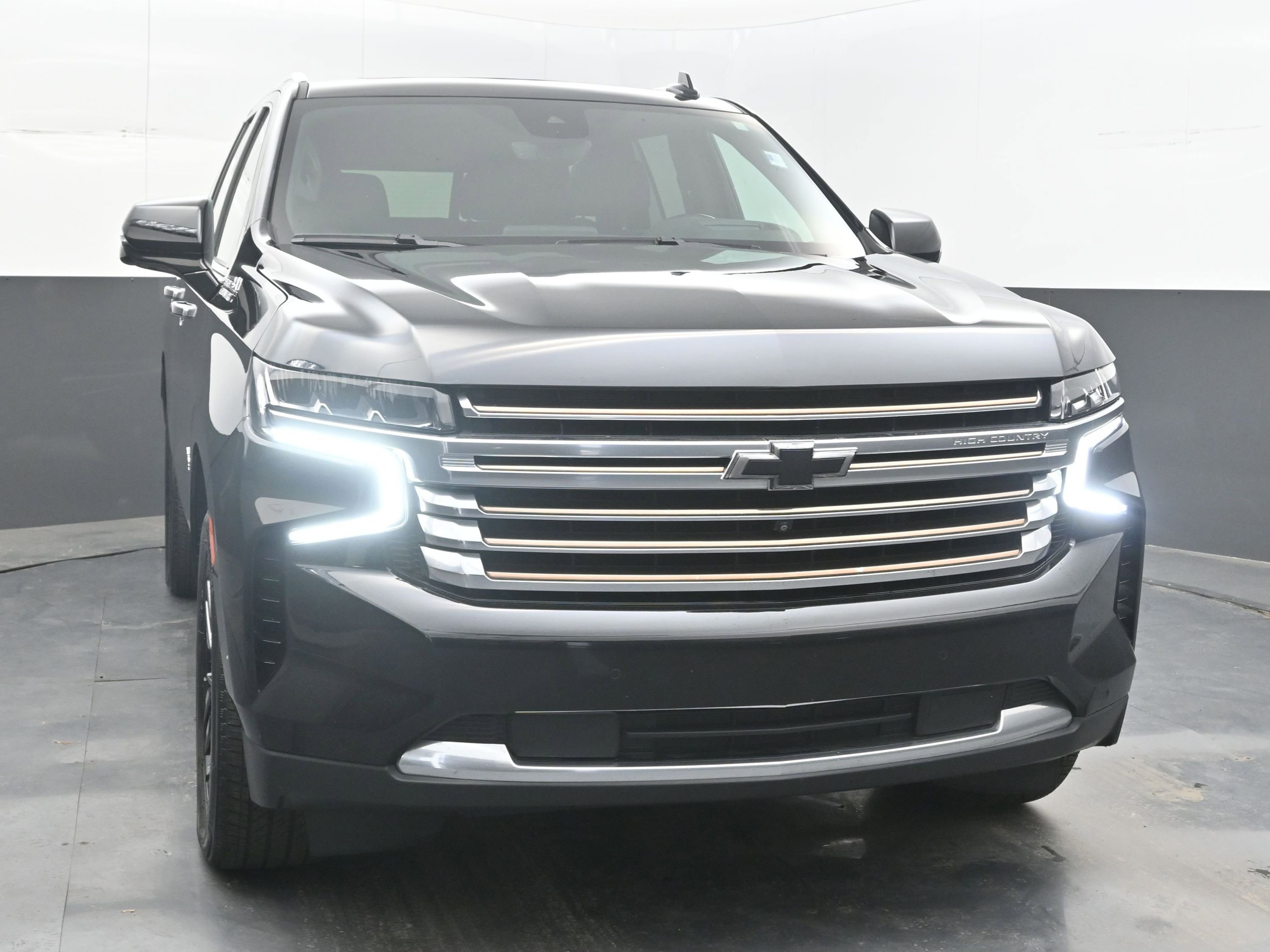 Used 2023 Chevrolet Tahoe High Country w/ Premium Package 2 AWD/4WD image 3