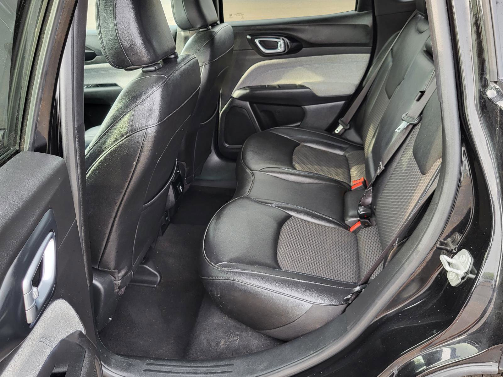 Used 2025 Jeep Compass Latitude image 13