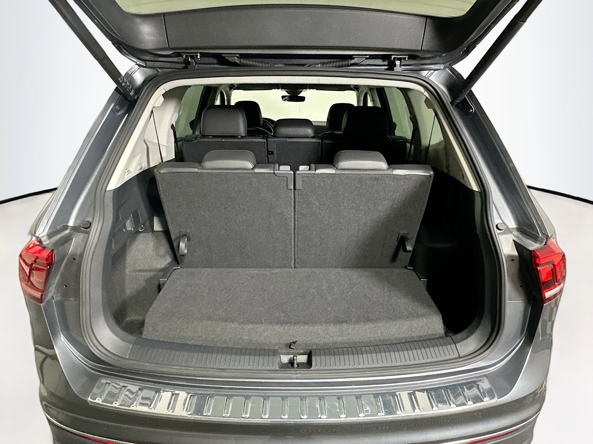 Used 2024 Volkswagen Tiguan Wolfsburg Edition image 28