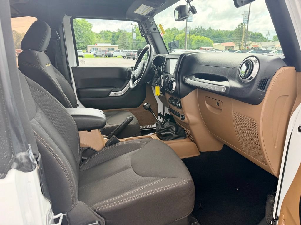 Used 2015 Jeep Wrangler Sahara w/ Connectivity Group AWD/4WD image 10