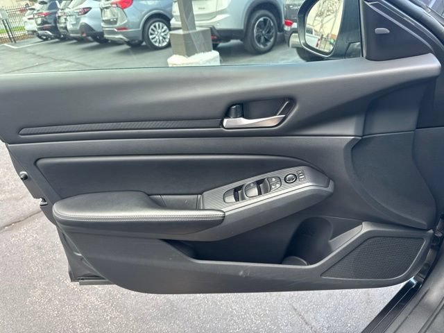 Used 2025 Nissan Altima 2.5 SV FWD image 15