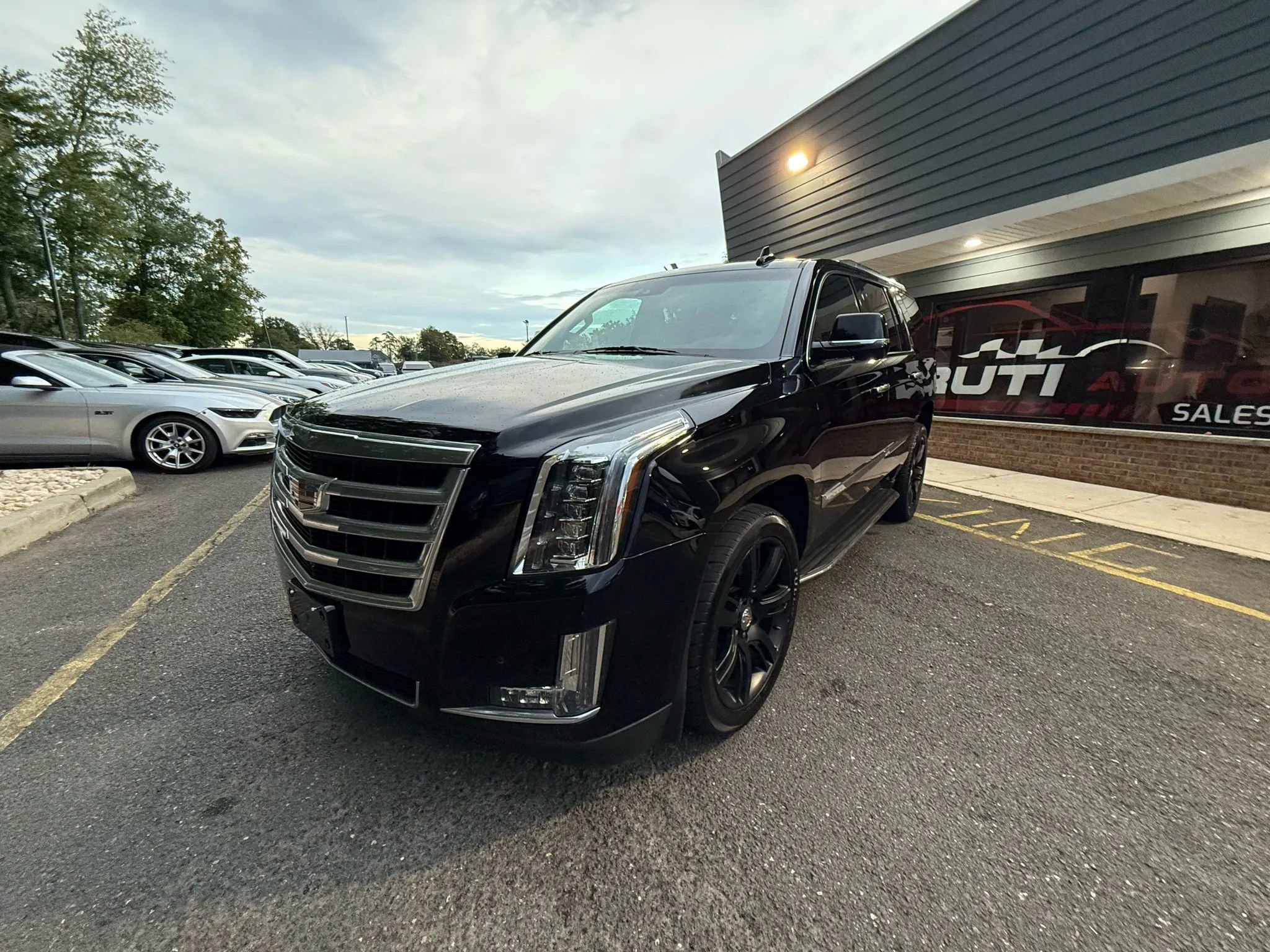 Used 2016 Cadillac Escalade Luxury image 1