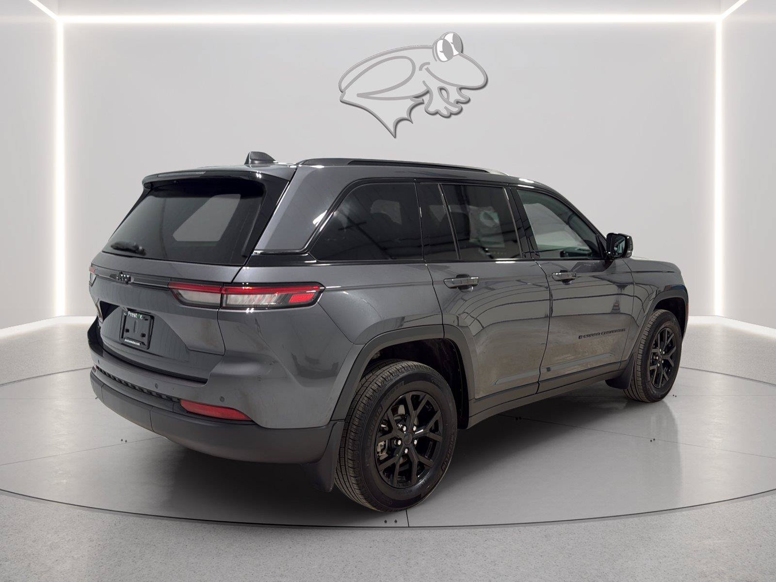 Used 2025 Jeep Grand Cherokee Altitude w/ Trailer Tow Package AWD/4WD image 5