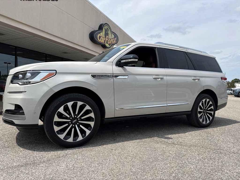 Used 2024 Lincoln Navigator Reserve AWD/4WD image 6