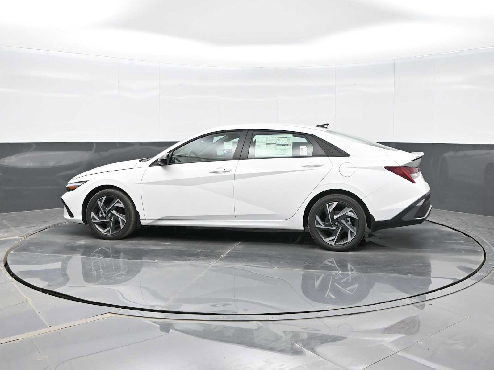 Certified 2025 Hyundai Elantra SEL FWD image 5