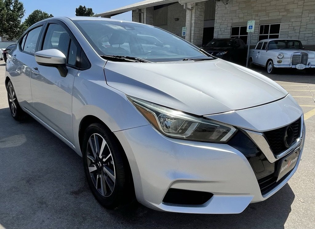 Used 2021 Nissan Versa SV image 3