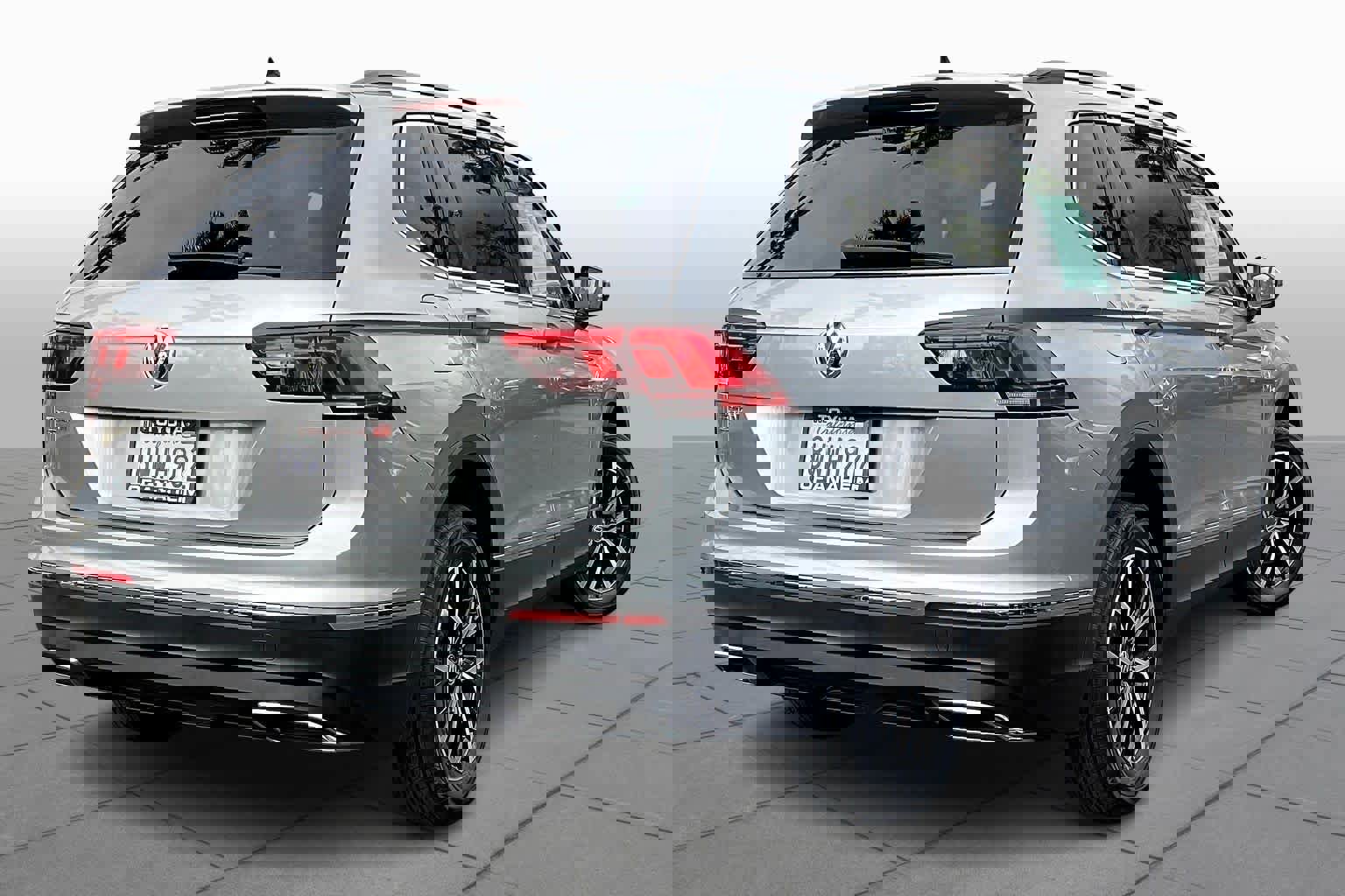 Used 2021 Volkswagen Tiguan SE image 12