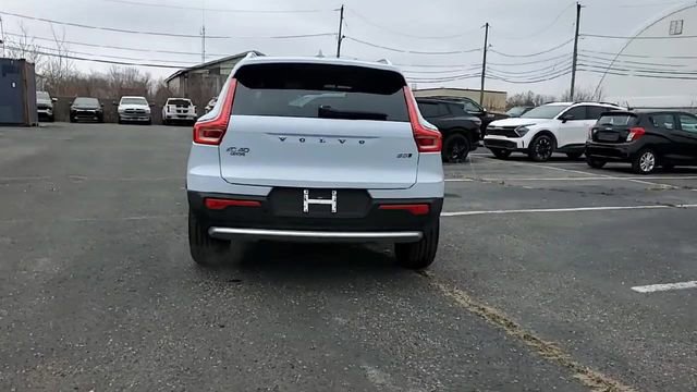 Used 2025 Volvo XC40 B5 Core image 7
