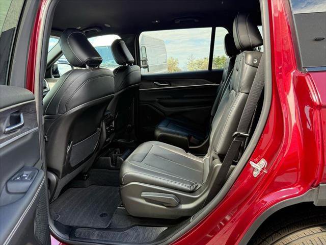 Certified 2025 Jeep Grand Cherokee L Limited w/ Black Appearance Package image 13