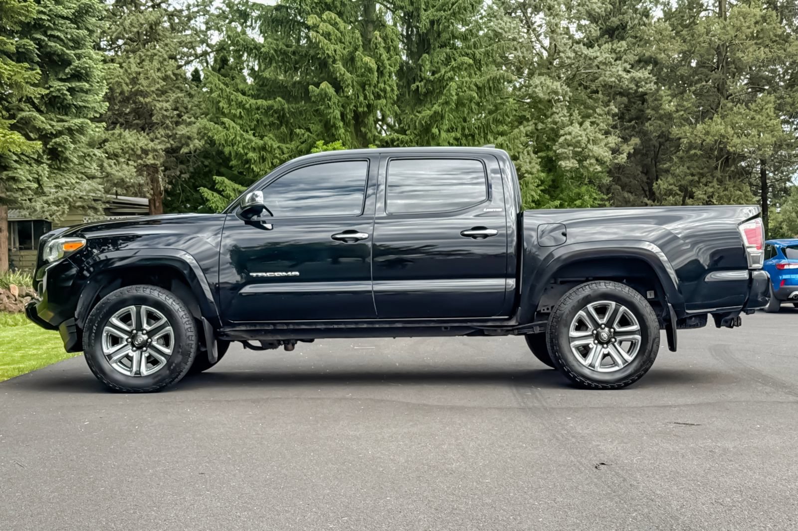 Used 2017 Toyota Tacoma Limited AWD/4WD image 8